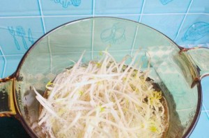 绿豆芽的熟状如何判断？（学会识别绿豆芽的熟状，避免食用不当）