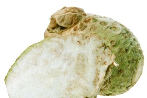 芹菜的根可以食用吗？（解析芹菜根的营养成分和吃法）