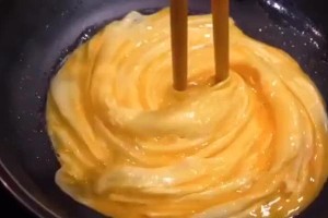 轻松剥葱，不再流泪（告别葱眼睛，从此畅享美食）